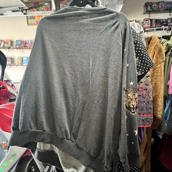Torrid tiger off shoulder sweat shirt! NWT! - Picture 3 of 7